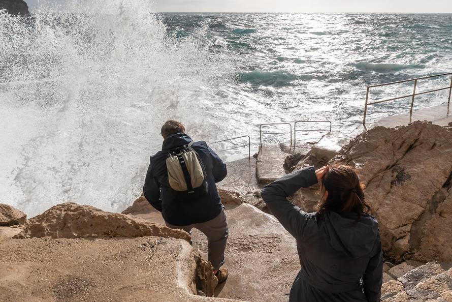 Dubrovnik: Potraga za tijelom muškarca kojeg su povukli valovi je obustavljena