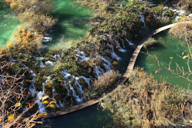 Jesenska idila na Plitvicama gdje je pao i snijeg