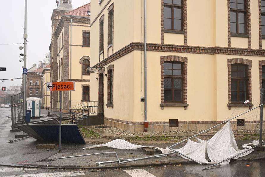 Zagreb: Olujni vjetar rušio bicikle i skele 