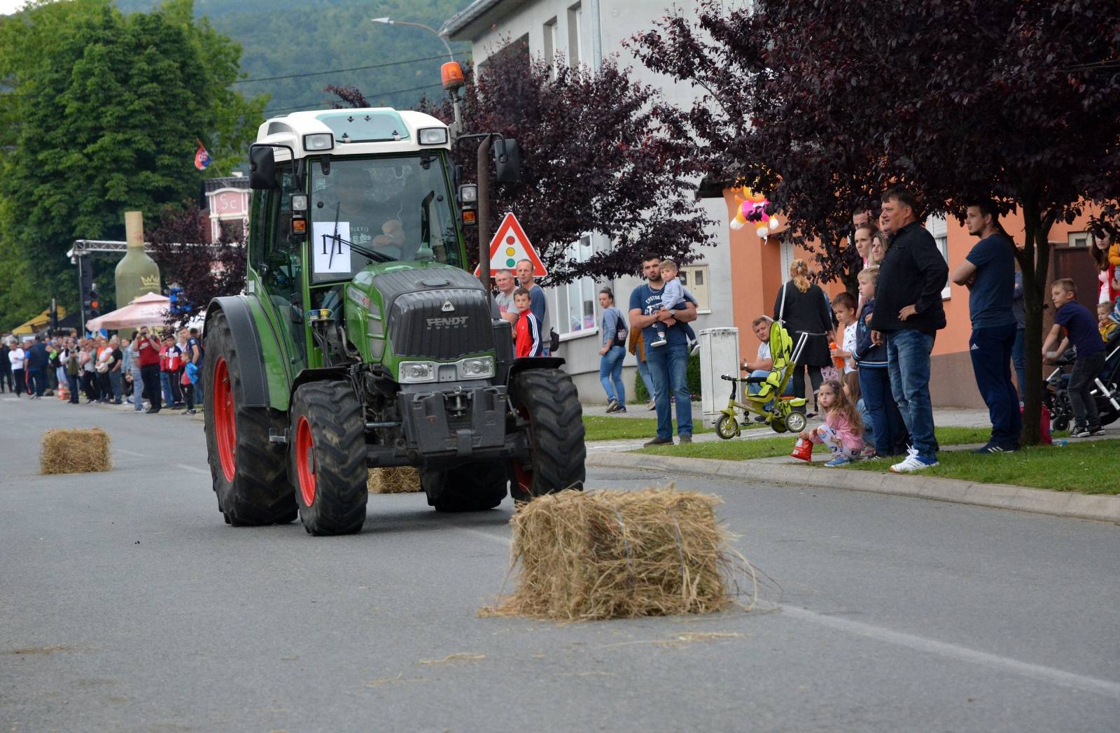 Utrka traktora na Festivalu GraÅ¡evine u Kutjevu