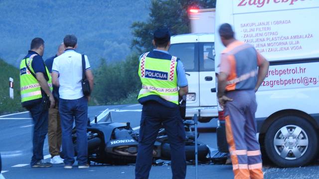 Mladi motorist pretjecao kombi i udario u njega, pao i preminuo