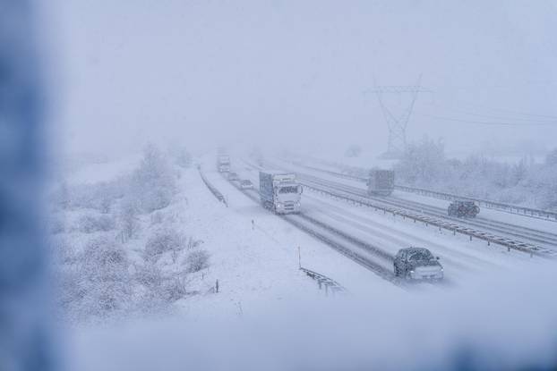 Zimski uvjeti na A1 između čvora Perušić i čvora Gospić