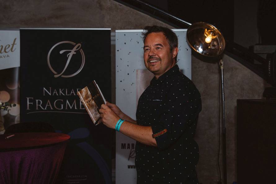 Spisateljica Marijana Perinić predstavila roman 'Raskrižje': Dinamična priča o današnjici...