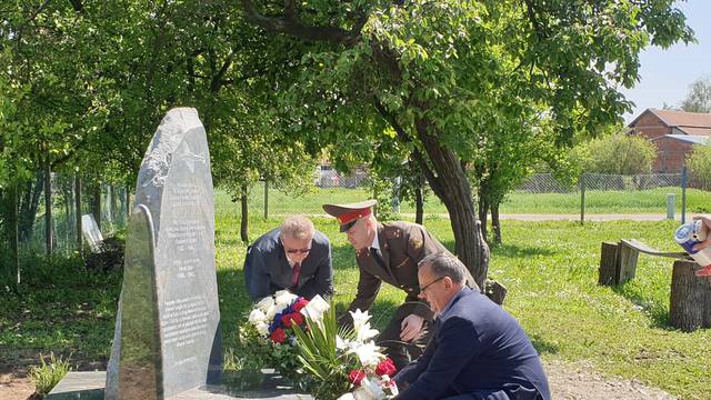 Rusi digli spomenik pilotima koji su spasili stanovnike Gunje