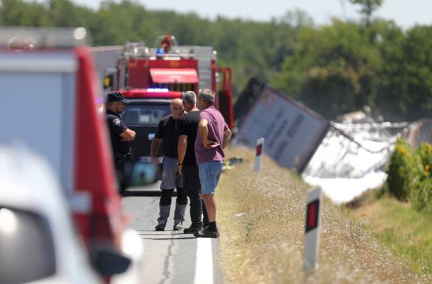 Kod Vinkovaca sudarila se dva kamiona, jedna osoba poginula