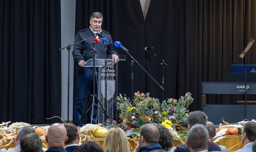 Zašto je Milanović prešutio ustaški transparent iznad glave