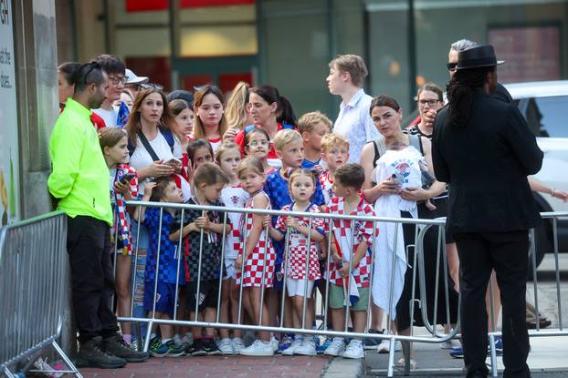 SP 2026 Toronto: Hrvatska reprezentacija stigla u Toronto gdje su ih ispred hotela Omni King Edward dočekali navijači