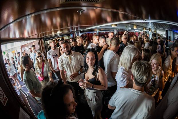 Split: Atmosfera na trajektu koji vozi na koncert Trag u beskraju