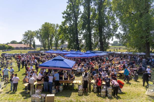 Osijek. Podjela graha na lijevoj obali Drave na Praznik rada