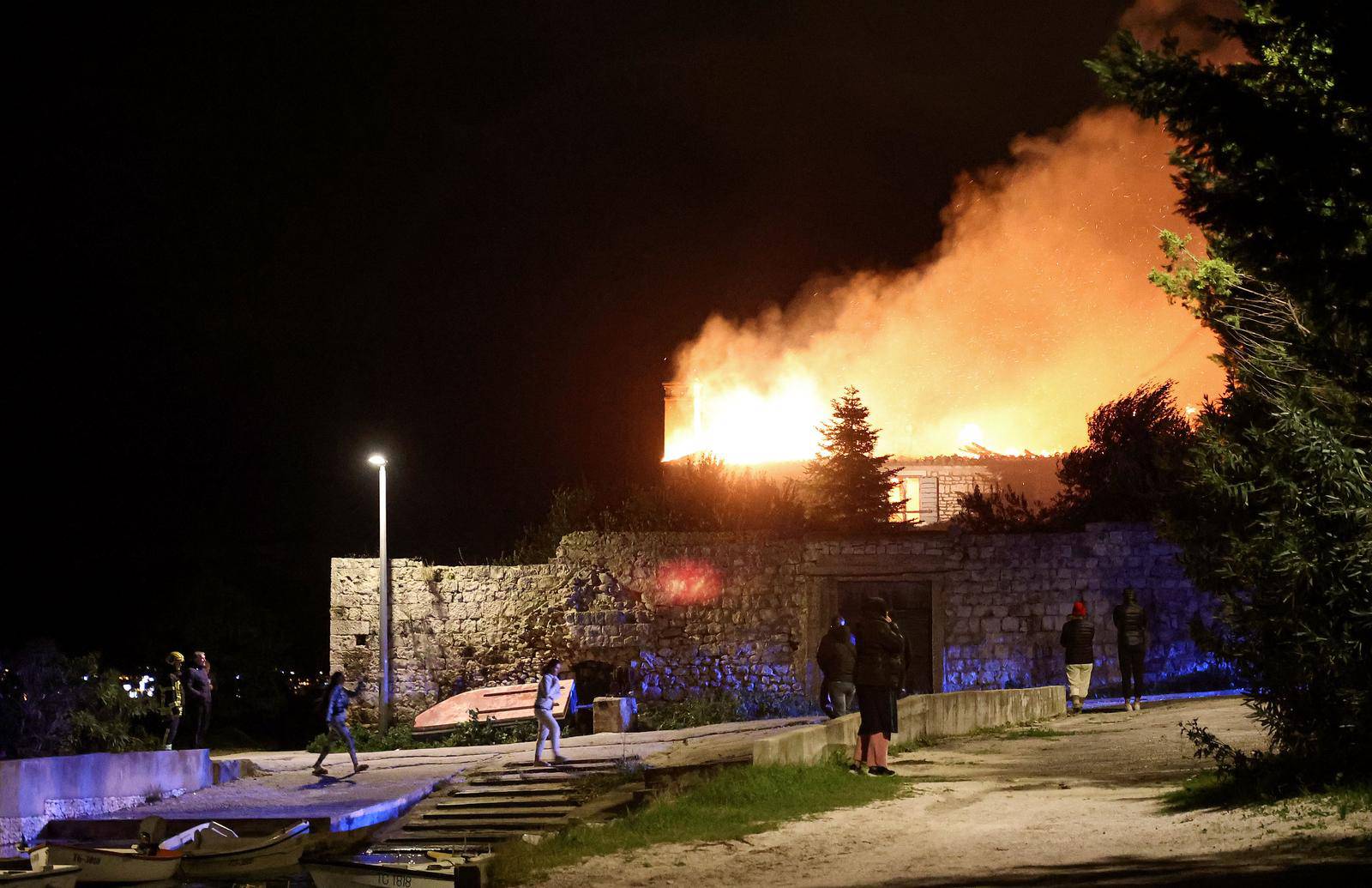 Veliki požar zahvatio samostan i crkvu Sv. Križa na Čiovu