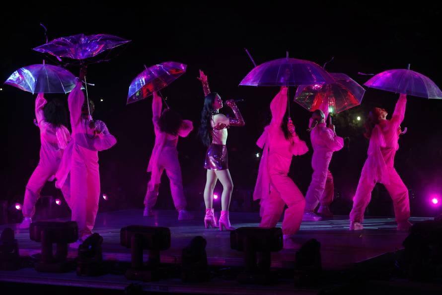 Priština: Dua Lipa nastupila na Sunny Hill festivalu koji organizira sa svojim ocem