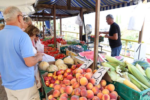 Šibenik: Ponuda vo?a i povr?a na gradskoj tržnici 