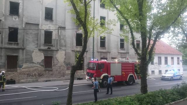 Buknuo požar u napuštenoj zgradi kod Glavnog kolodvora