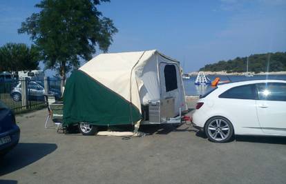Šator na parkiralištu: Umjesto u kampu spavali među autima
