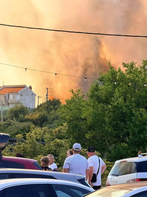 BUKTINJA U VINIŠĆU Vatrogasci spasili kuće od požara. Nebo kod Trogira prekrio je gusti dim