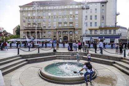 U Splitu i Zagrebu molili krunicu na trgovima, nasuprot njih stali protuprosvjednici s plakatima