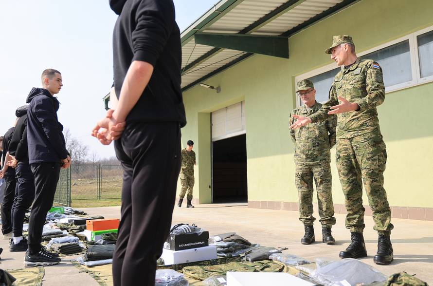 Ministar Anušić i general Kundid na prvom danu TVO-a na Slunju