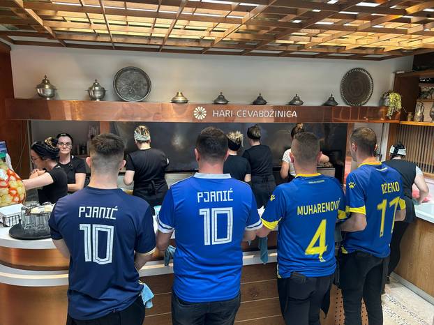 VIDEO 24SATA U ZENICI Dresove, zastave nude ispod cijene, stigla i Dubioza: 'Take me to America'