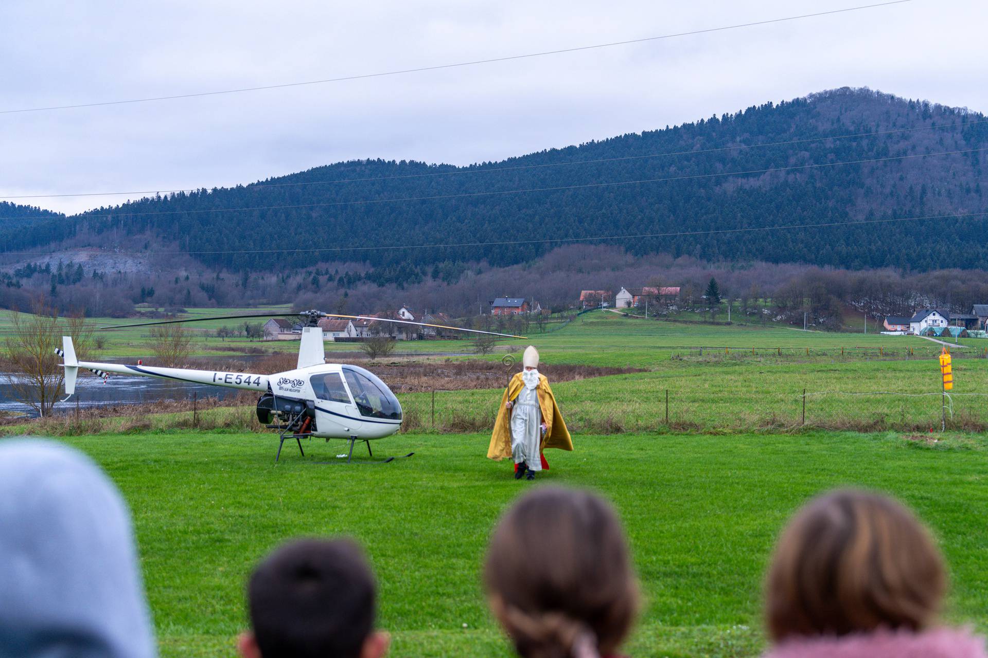 Otočac: Sveti Nikola sletio helikopterom te podijelio poklone štićenicima doma za starije i nemoćne Dujmović