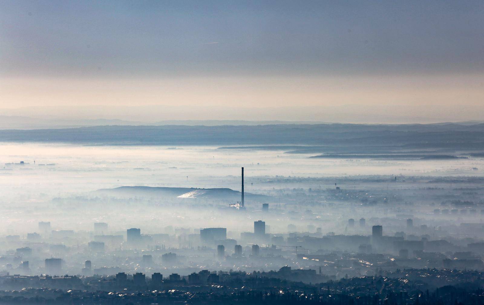 Zagreb: Pogled sa Sljemena na grad prekriven maglom