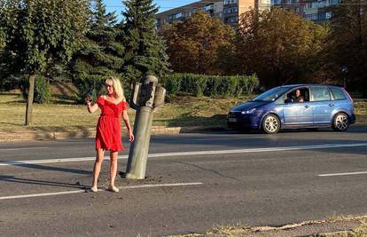 Ukrajinka snima selfie pola metra od bombe  u asfaltu!