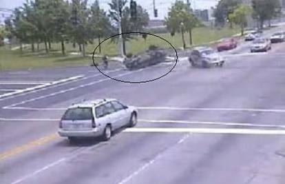 Bizarno: Nakon sudara, auto se odbio na pješaka