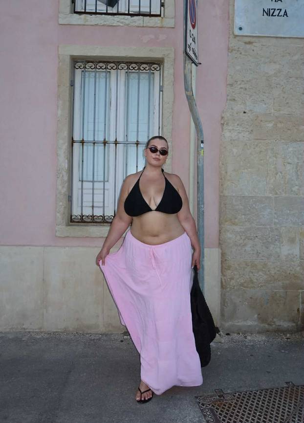 FOTO Plus-size manekenka voli pozirati u donjem rublju: 'Često dobivam bračne ponude'
