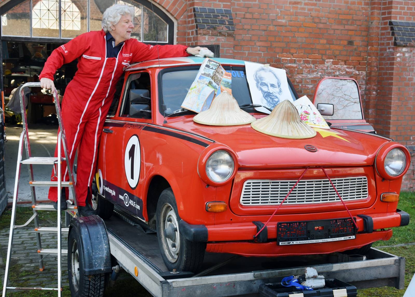 Drehorgel-Rolf prepares trip to Vietnam with Trabi