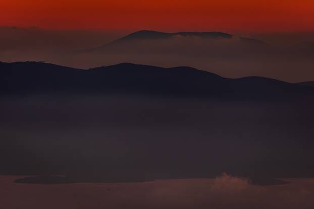 Biokovo: Zalaz sunca obavijen maglom, promatran sa vrhova Biokova 1100m/nm