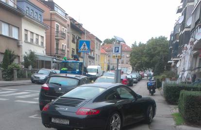 Parkirao svog skupog limenog ljubimca na nogostup i otišao