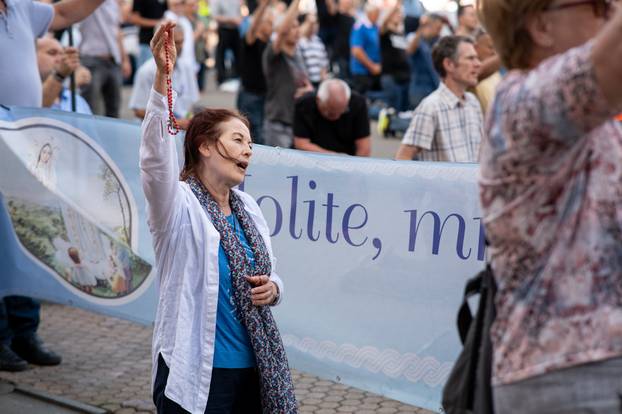 Zagreb: Javna okupljanja „Molitva krunice“ i „Ustani za slobodu“ istovremeno na Trgu