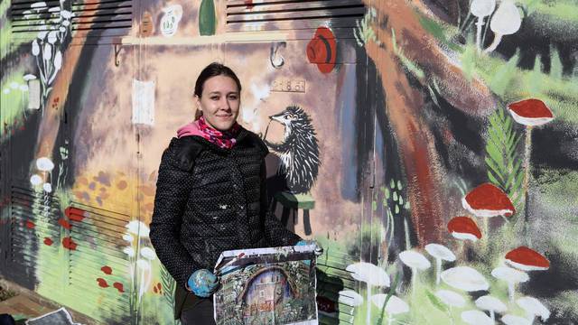 Zagreb: Umjetnica Lora Elezović na trafostanici na Bundeku izrađuje mural "Ježeva kućica"