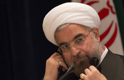 Atentat cipelom na Rouhanija: Čelnik Irana politička senzacija