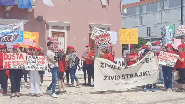 VIDEO U Biogradu prosvjed zaposlenika vrtića: 'S djecom rade i studenti, a to se ne smije'