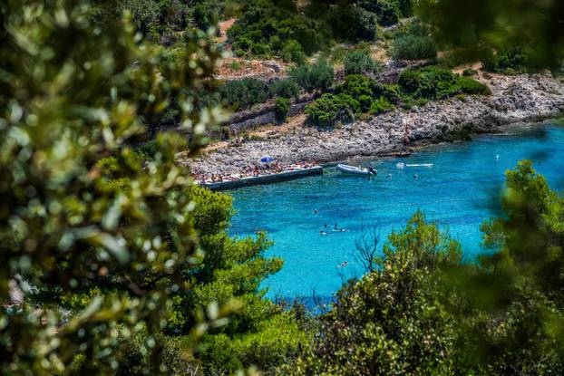 Otočić Pokonji Dol obiđe se u samo 600 koraka, a na njemu ponosno stoji svjetionik iz 1872.