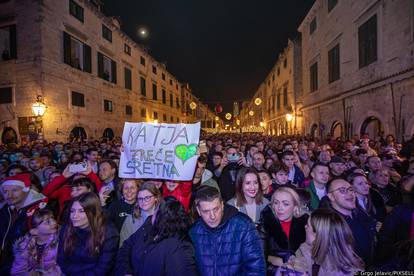 FOTO Pogledajte kako je Petar Grašo u Dubrovniku zabavljao publiku uz svoje najveće hitove