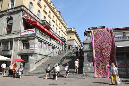 Zagreb: Instalacija "Ponjava" Damira Begovica ponovno postavljena ispod Dolca