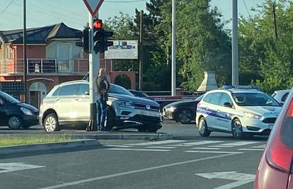 Sudar automobila u Sesvetama: Zbog udarca se zabio u rasvjetu