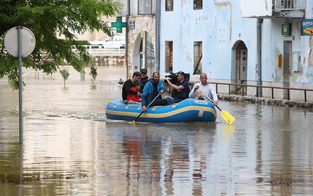Vodostaj Zrmanje i dalje raste, Obrovac poplavljen, proglašeno izvanredno stanje