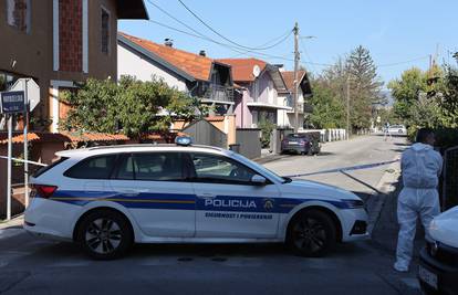 Zapalio auto, propucao čovjeka pa pobjegao. Pred istom kućom je gorio auto i u osmom mjesecu