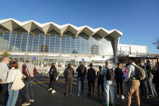 Novi Sad: Veliki broj građana od jutra dolazi odati počast poginulima u padu nadstrešnice
