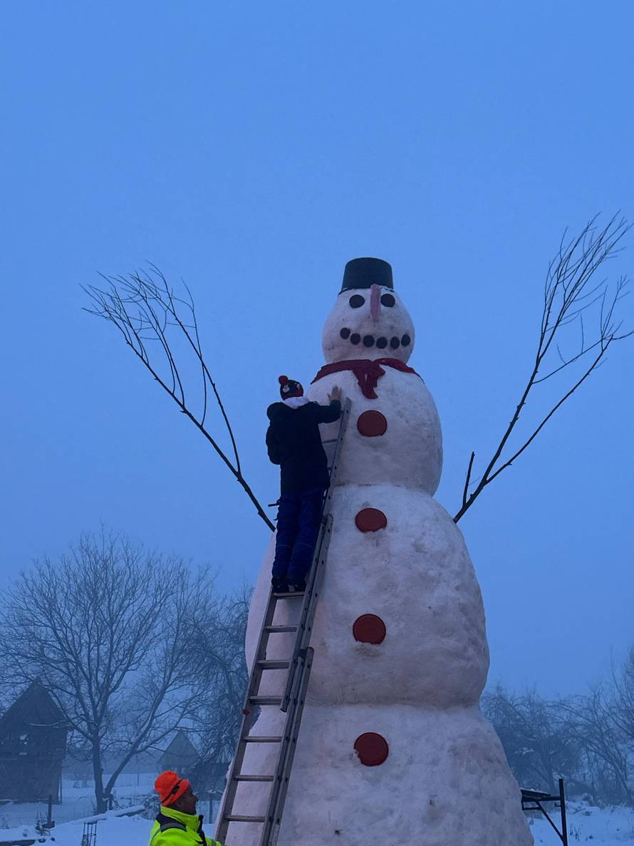 U Slavoniji izgradili snjegovića visokog više od sedam metara! 'Cijelo selo je sudjelovalo...'