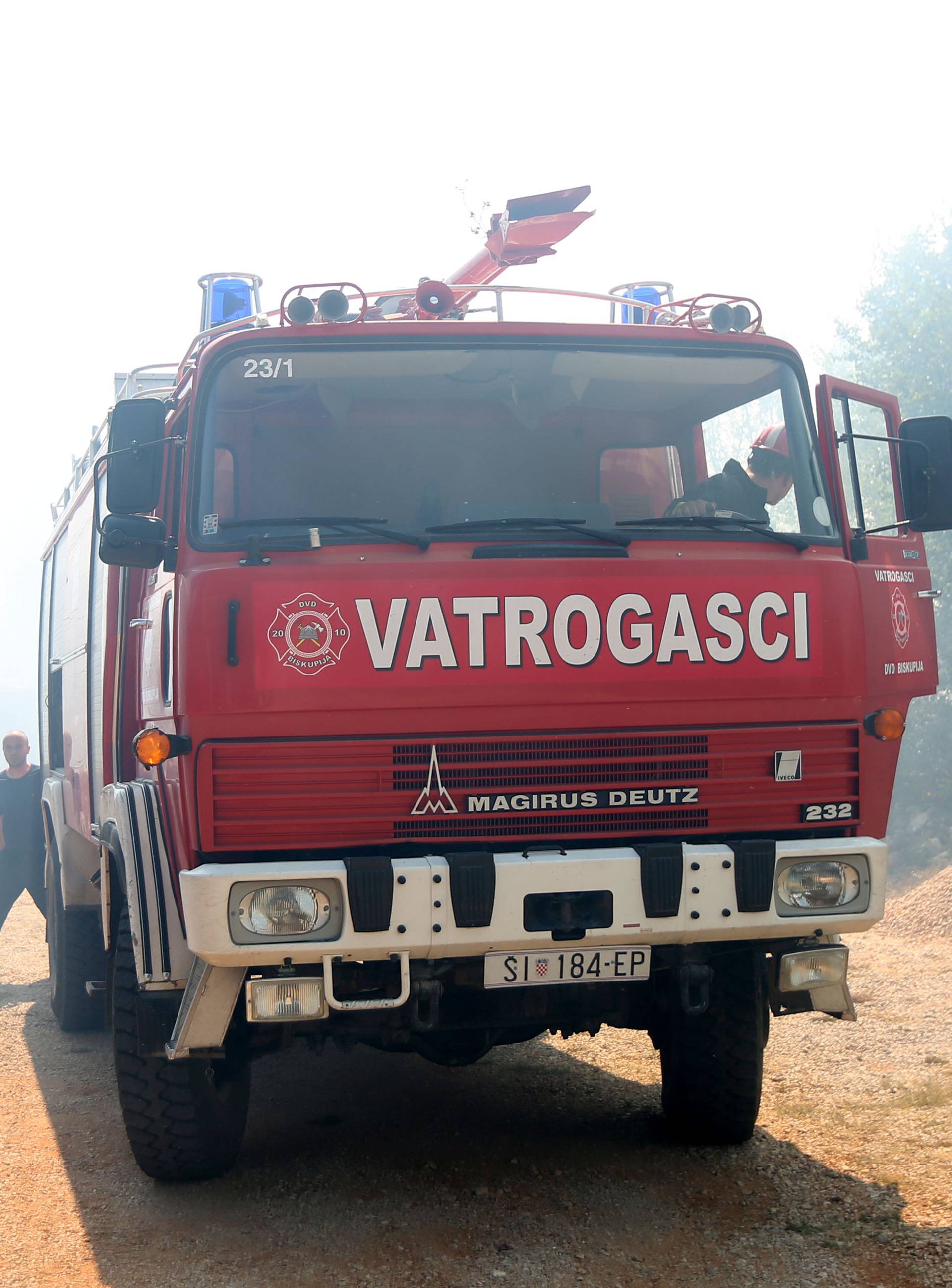 Veliki požar kod Drniša: Gase ga kanaderi i  50 vatrogasaca