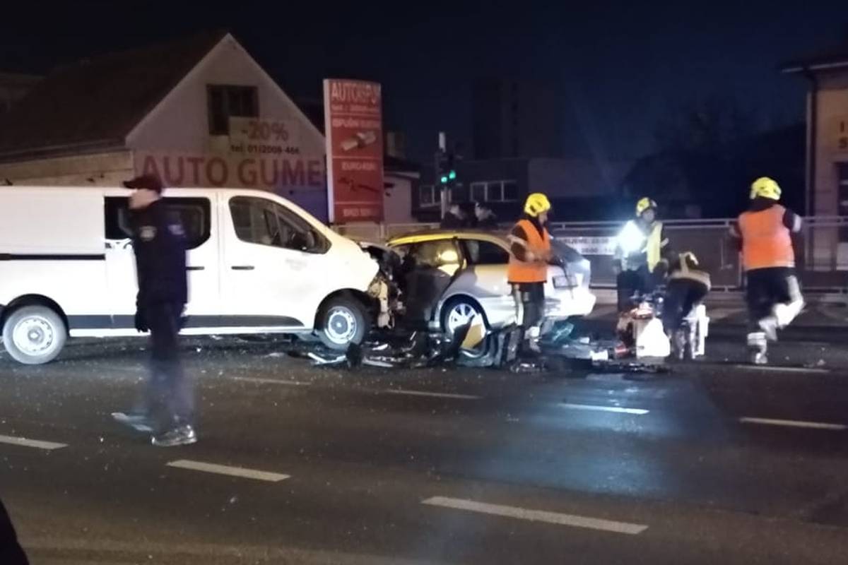 Teška nesreća u Sesvetama: Vatrogasci ga izvlačili iz auta