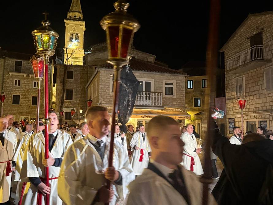 FOTO/VIDEO Procesija 'Za križen' na Hvaru: Po olujnoj buri nose križ od 15 kilograma