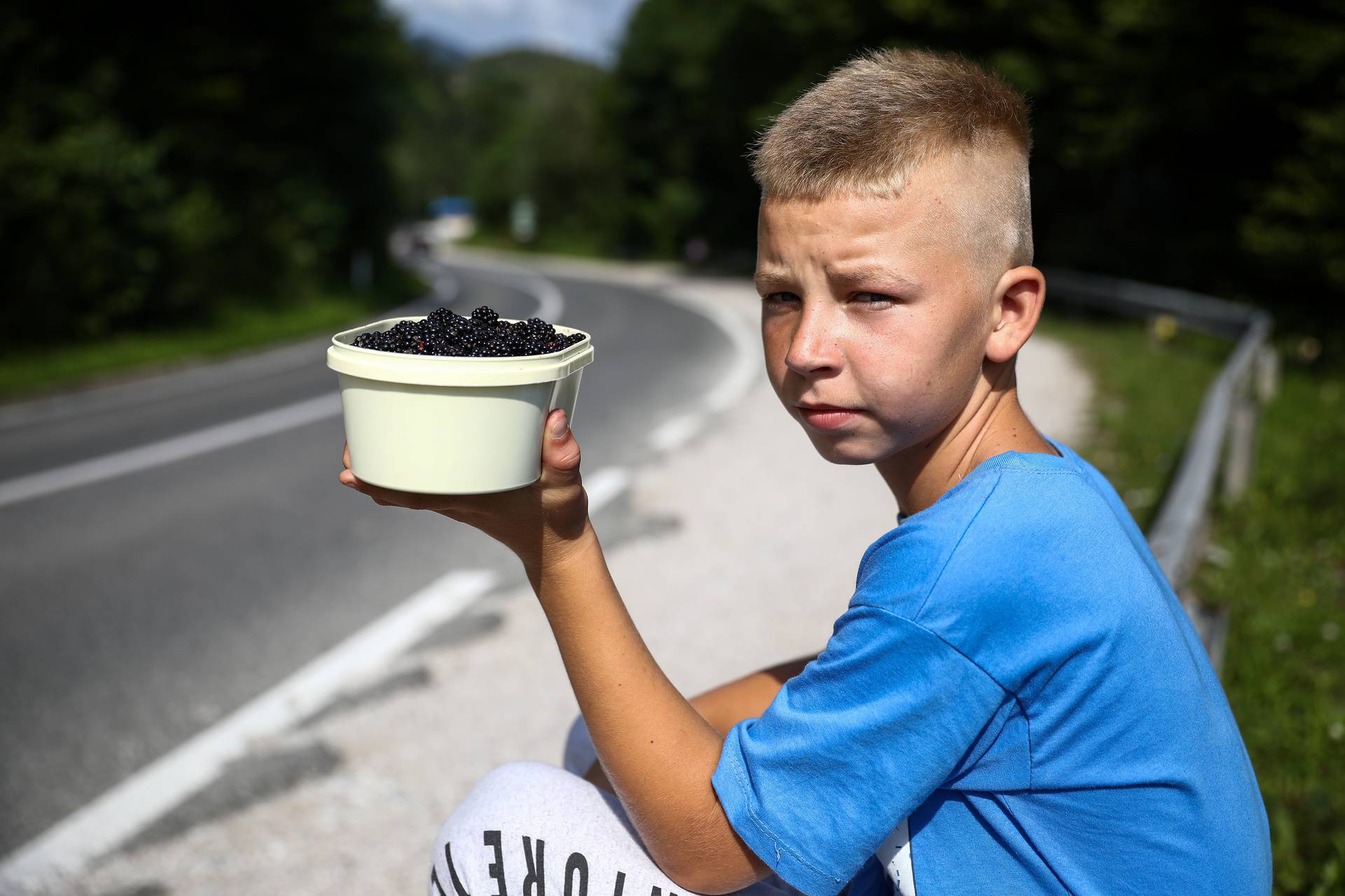 Ovo je dječak koji je rasplakao regiju: 'Ukrali su mu kupine, a on ide dalje još jači. Moj junak!'