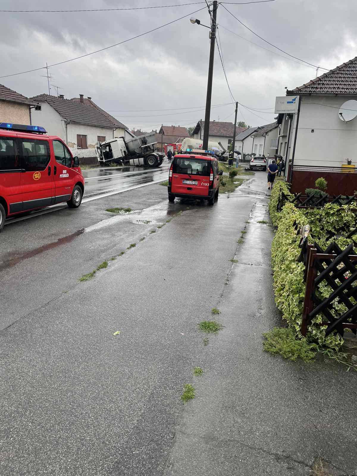 Sudarila se dva kamiona i auto u Pitomači, vatrogasci rezali lim da dođu do ozlijeđenog vozača