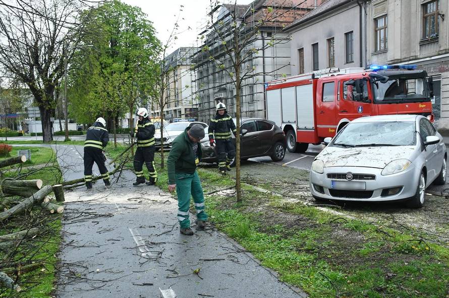 VIDEO Nevrijeme izazvalo kaos i kod Siska: Vjetar rušio stabla na automobile i čupao stupove
