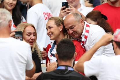 FOTO Emocije su proradile kad je Donna zagrila mamu i tatu. U zagrljaju je bila i Kolinda