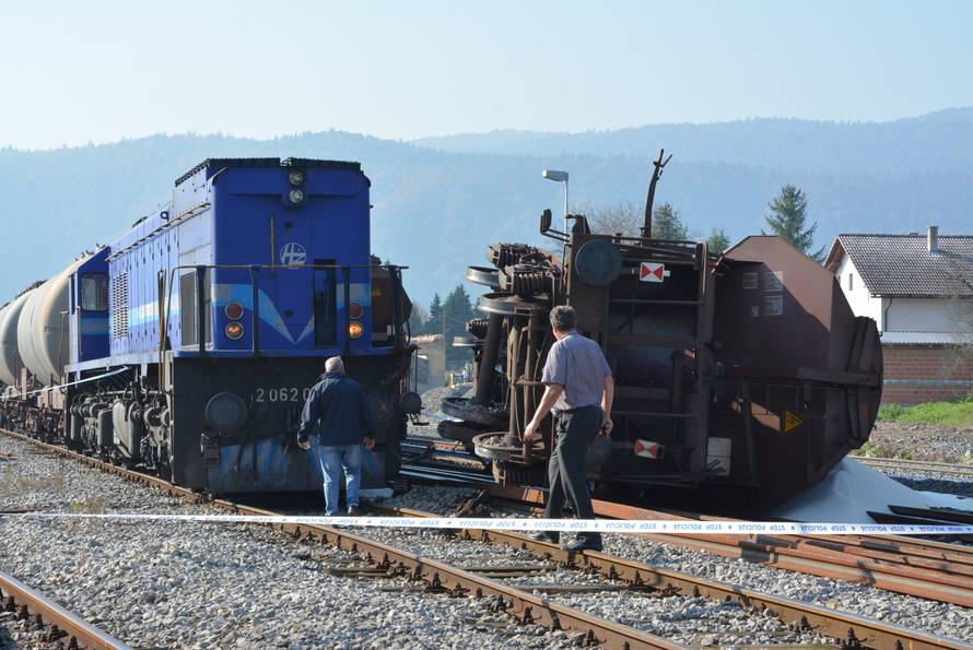 Teretni vlak iskočio s tračnica: Vagon je udario u lokomotivu